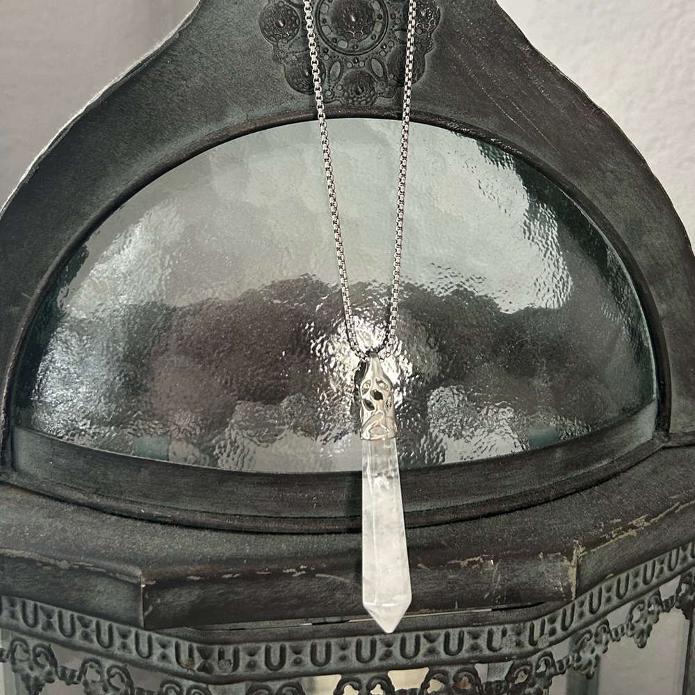 🩶EUC Silver Necklace with crystal pendant.